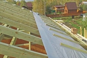 Установка гидроизоляционной мембраны и контробрешетки